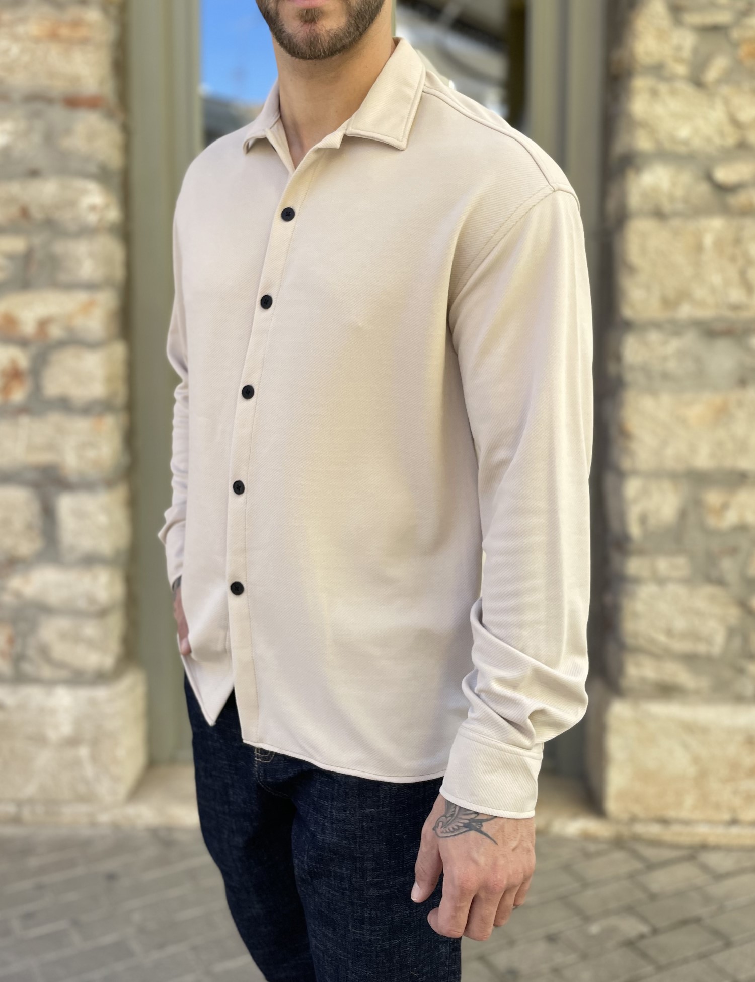 Ανδρικό μπεζ διαγωνάλ Overshirt με γιακά RMZ456B φωτογραφία